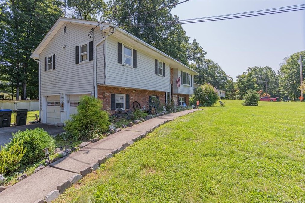 18 Elizabeth Ln, Newburgh, NY 12553-7202