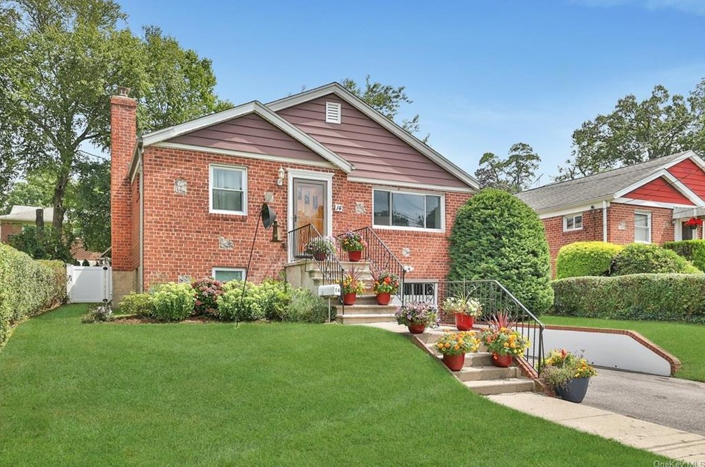14 Massitoa Rd, Yonkers, NY 10710-5016