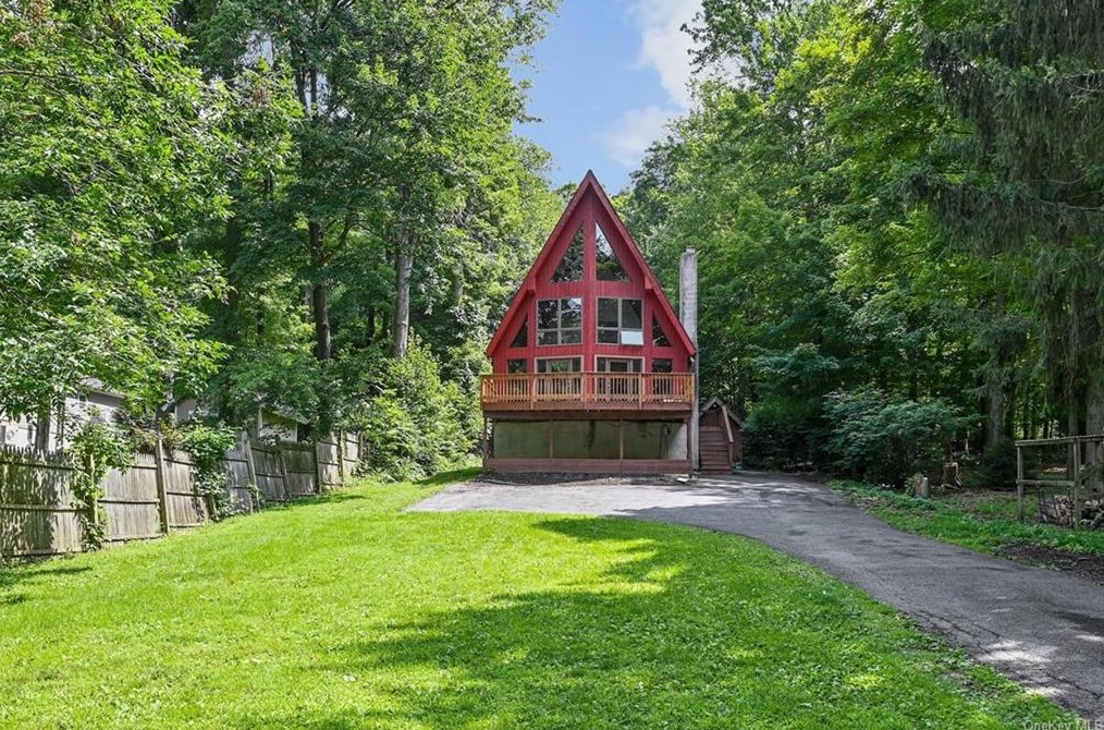 36 Greenwood Dr, Beacon, NY 12508-2908