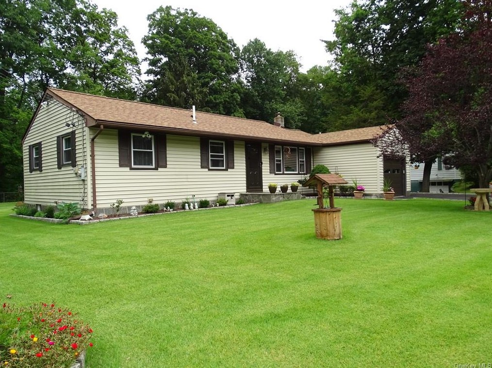 1 Oak Dr, East Fishkill, NY 12533-5733