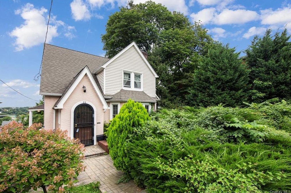 86 Staunton St, Yonkers, NY 10704-1973