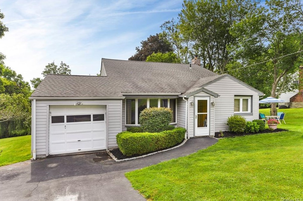 3418 Deerhaunt St, Yorktown Hgts, NY 10598