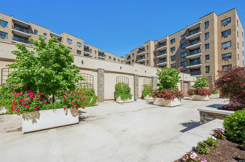 100 E Hartsdale Ave ##3kw, Hartsdale, NY 10530