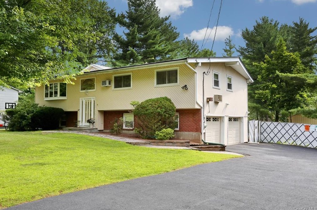 17 Manchester Dr, Chestnut Ridge, NY 10977-2014