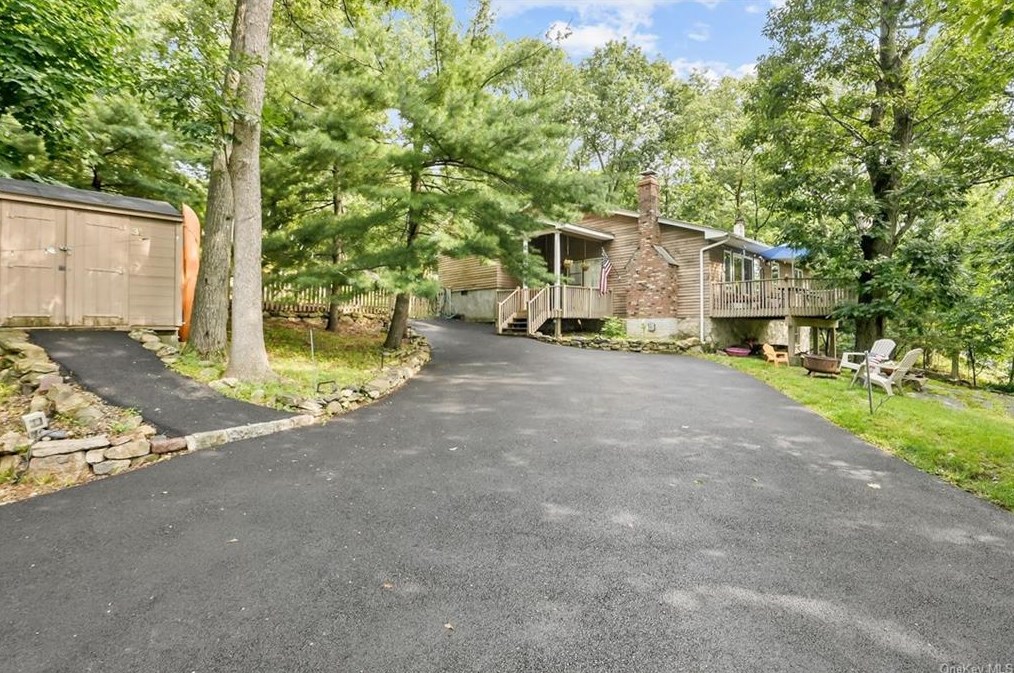 31 Pleasant Rd, Lake Peekskill, NY 10537-1028