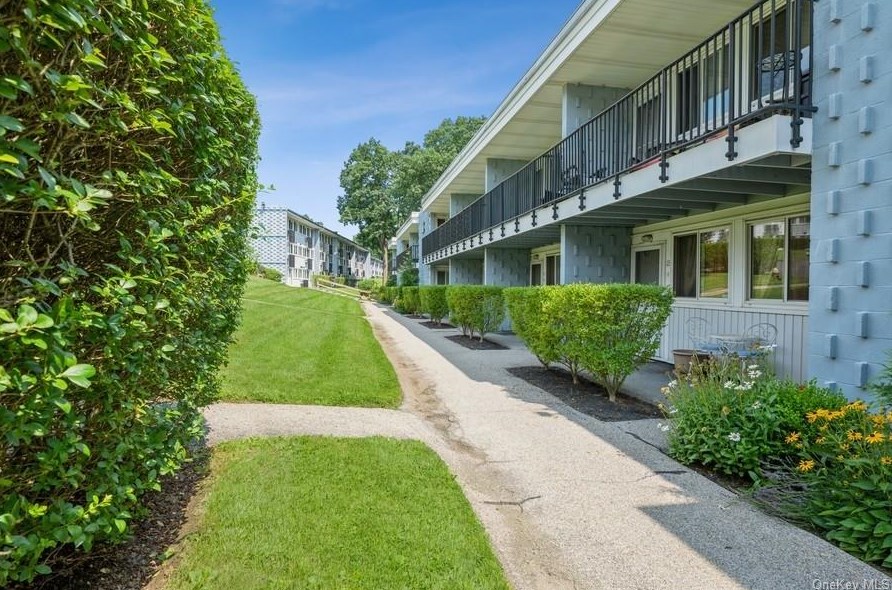 8 Wyndover Woods Ln #14, White Plains, NY 10603