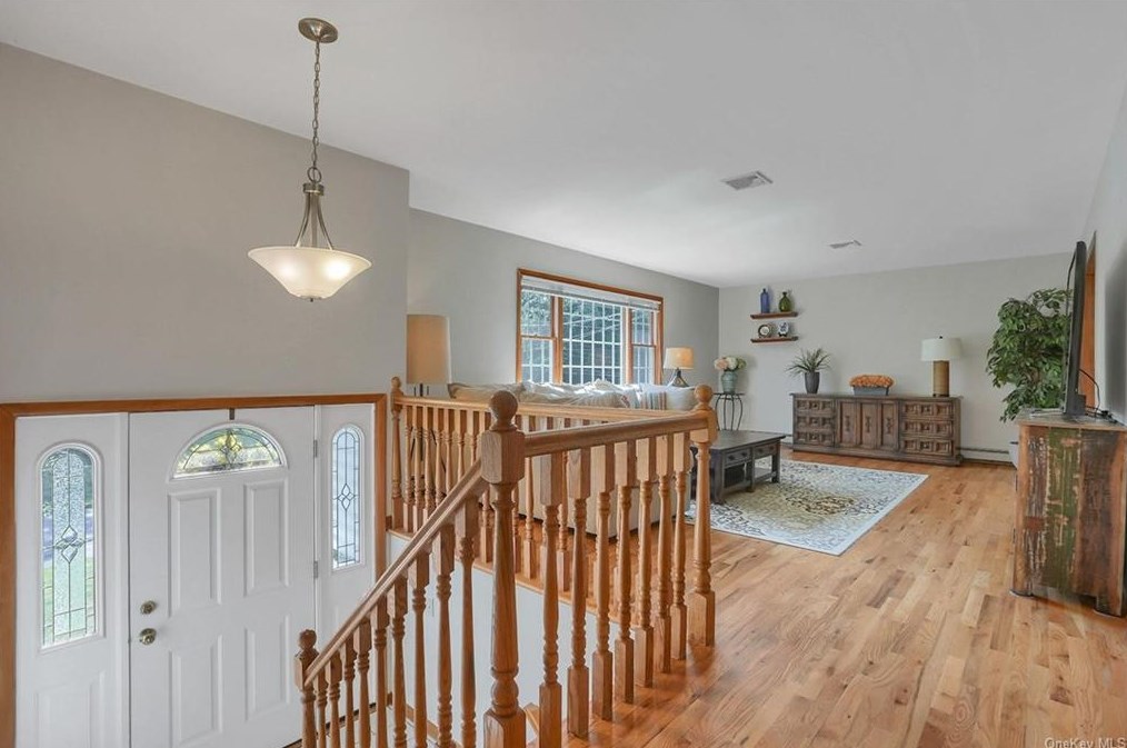 3231 Poplar St, Yorktown Hgts, NY 10598