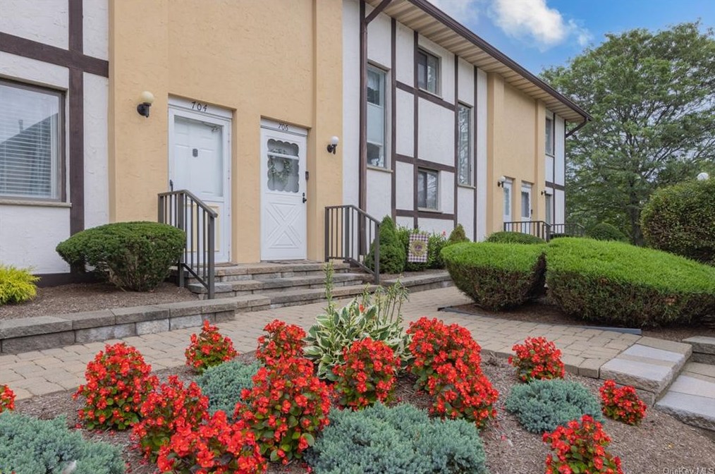 706 Tudor Hl, Nanuet, NY 10954-5921