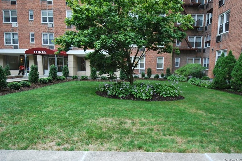 3 Sadore Ln, Yonkers NY  10710-4725 exterior