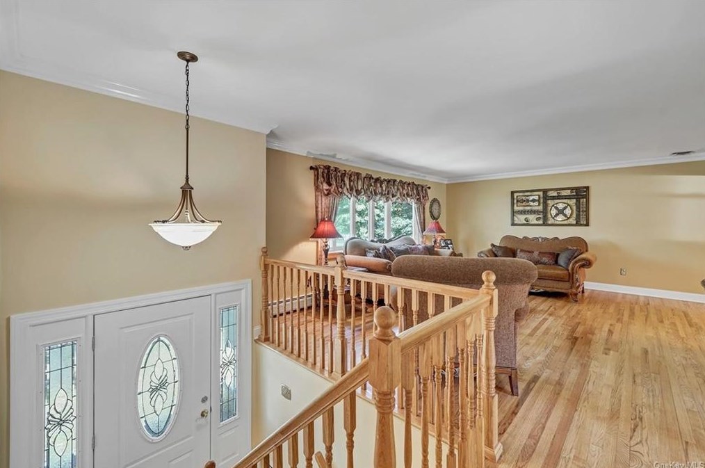 101 Renee Ln, Nanuet, NY 10954-2141
