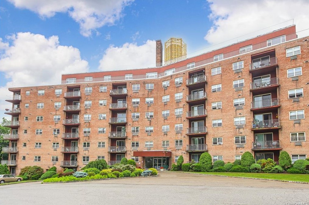 1 Lakeview Dr, Peekskill NY  10566-2222 exterior