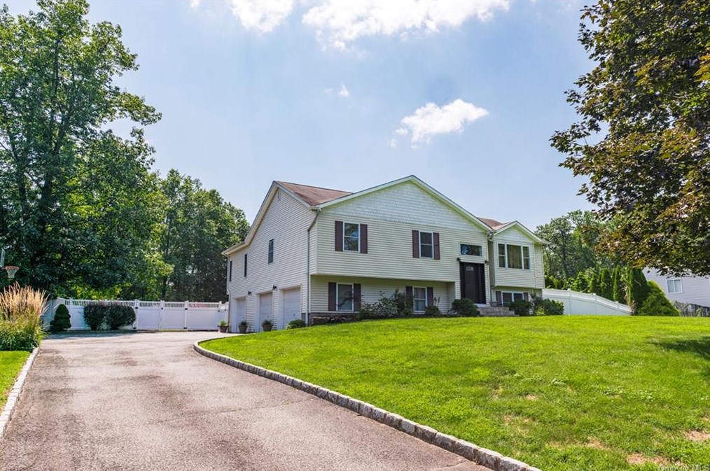 4 Samantha Way, West Nyack, NY 10994