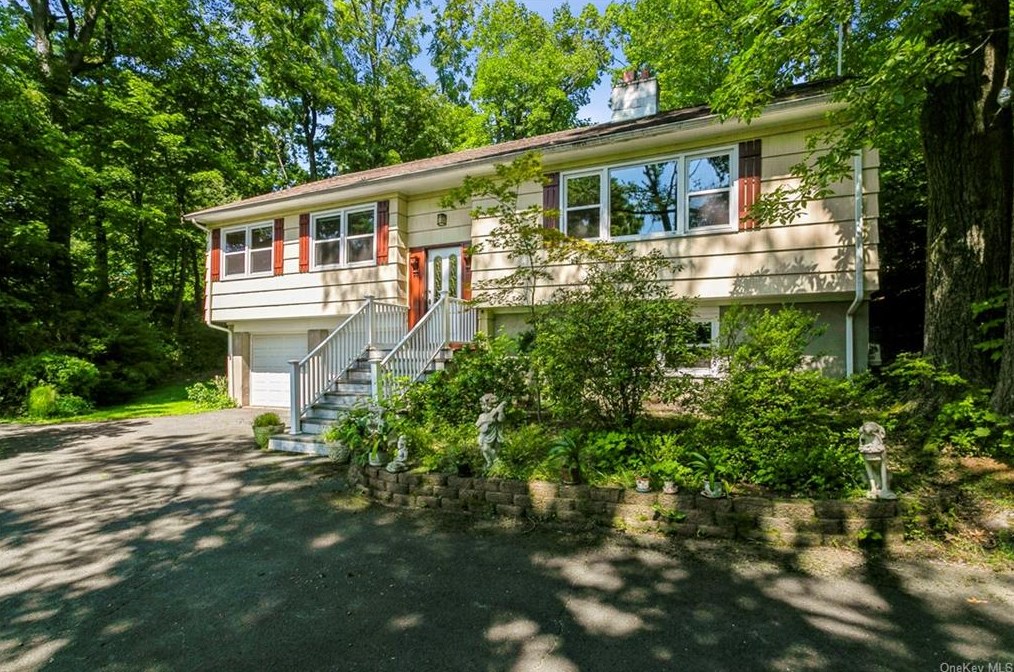 52 Seneca Ln, Pleasantville, NY 10570