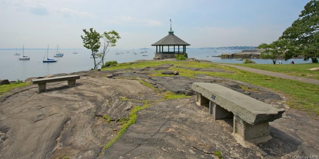 14 Chatsworth Ave, Larchmont NY  10538-2142 exterior