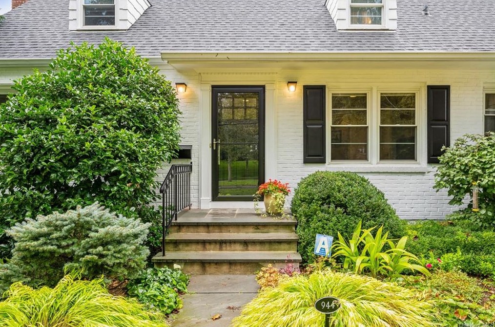 944 The Pkwy, Mamaroneck, NY 10543-4231