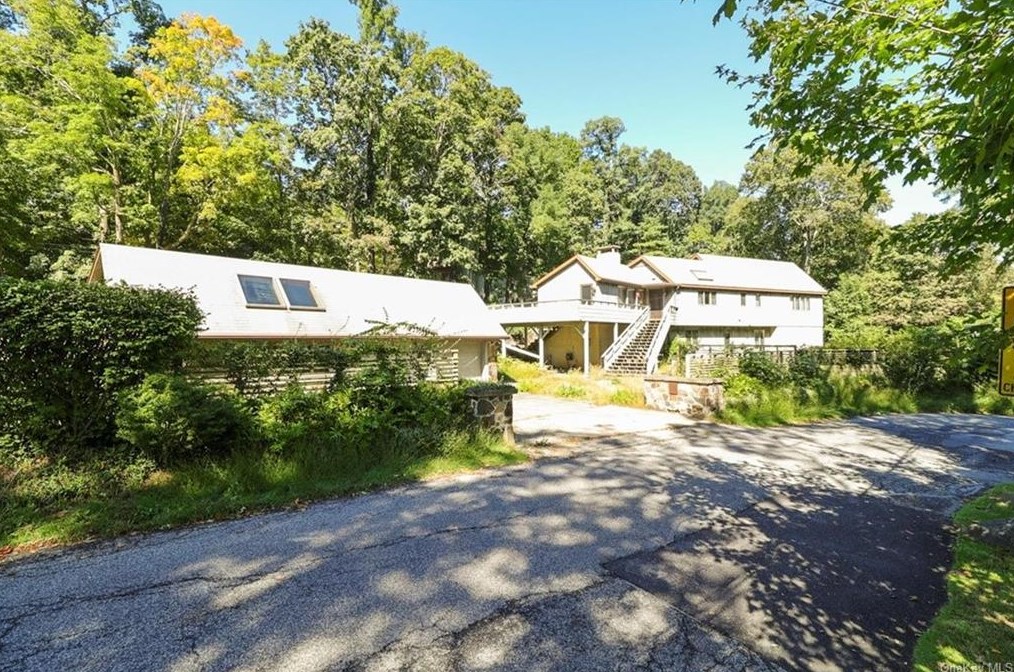 2 Mountain Trl, Croton On Hudson, NY 10520-2210