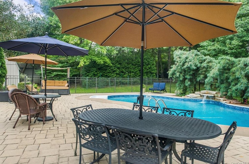 2200 Oscar Ct, Cortlandt Manor, NY 10567-7258