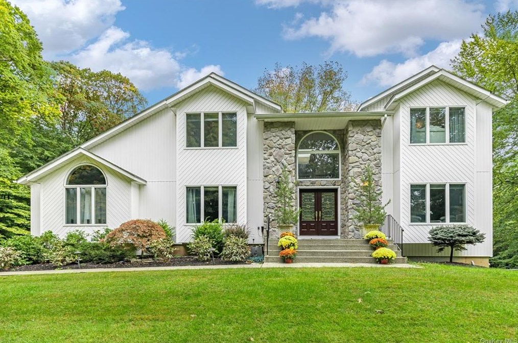 14 Parkside Ct, Mount Ivy, NY 10970-2217