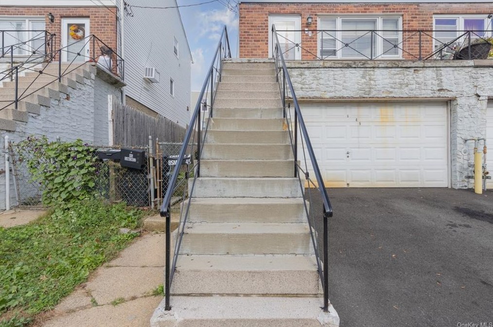 45 Spruce St, Yonkers, NY 10701-4420