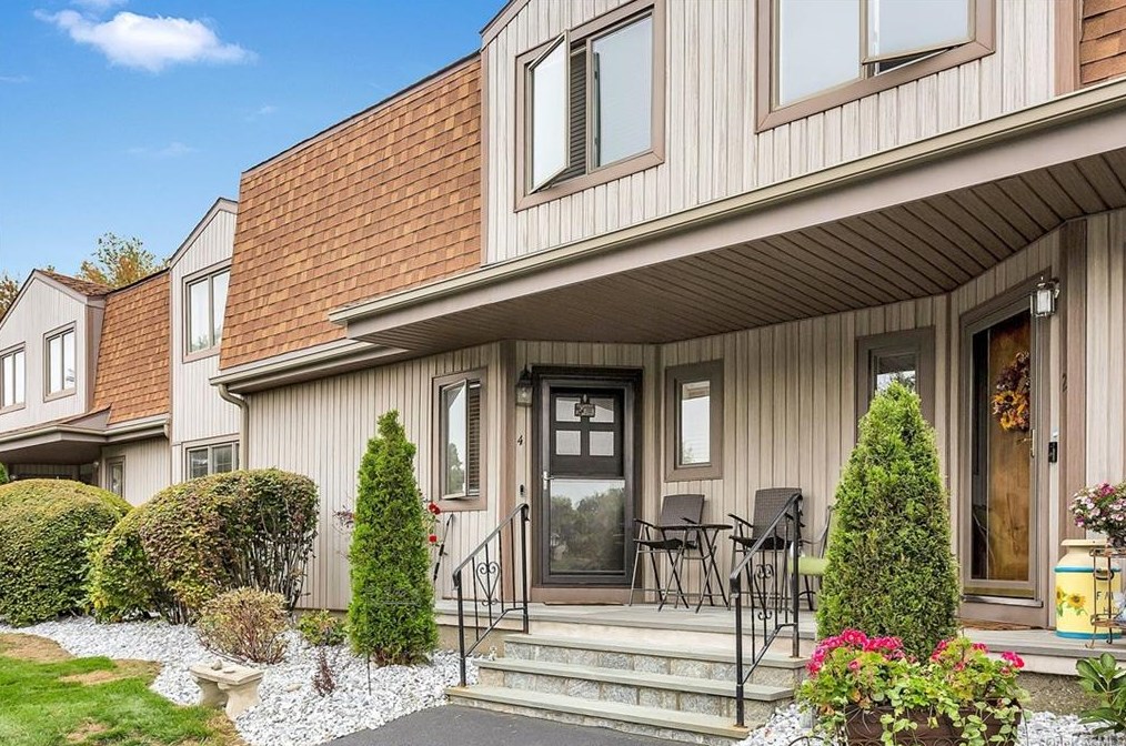4 Oakside Ln, Peekskill, NY 10566-2546