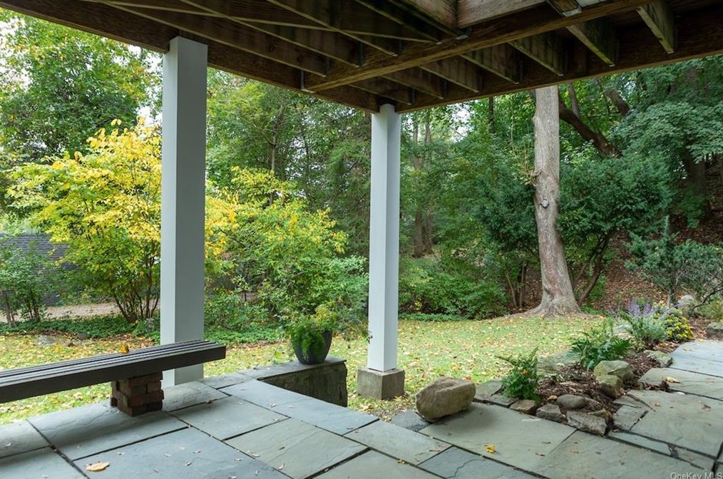 37 Colonial Ave, Dobbs Ferry NY  10522-2918 exterior