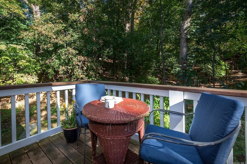 37 Colonial Ave, Dobbs Ferry NY  10522-2918 exterior