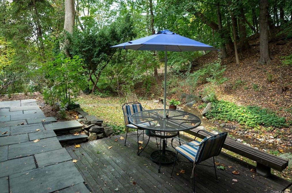 37 Colonial Ave, Dobbs Ferry NY  10522-2918 exterior