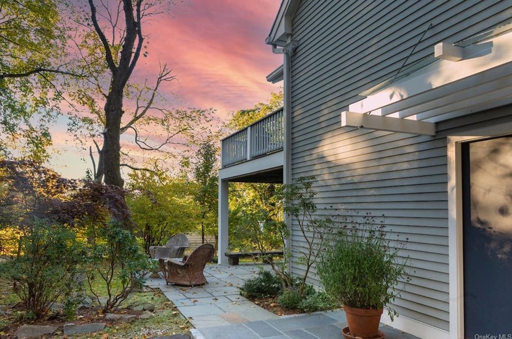 37 Colonial Ave, Dobbs Ferry NY  10522-2918 exterior