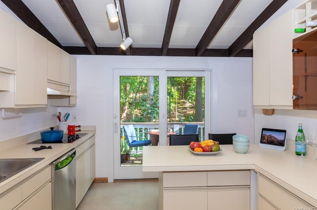 37 Colonial Ave, Dobbs Ferry NY  10522-2918 exterior