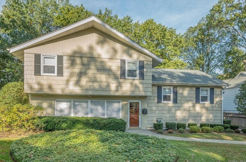6 Blossom Ter, Larchmont, NY 10538-3301