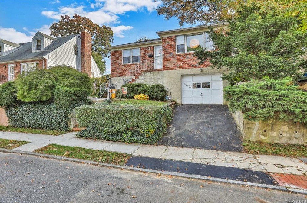 132 Ridgewood Ave, Yonkers NY 10704-2304 exterior