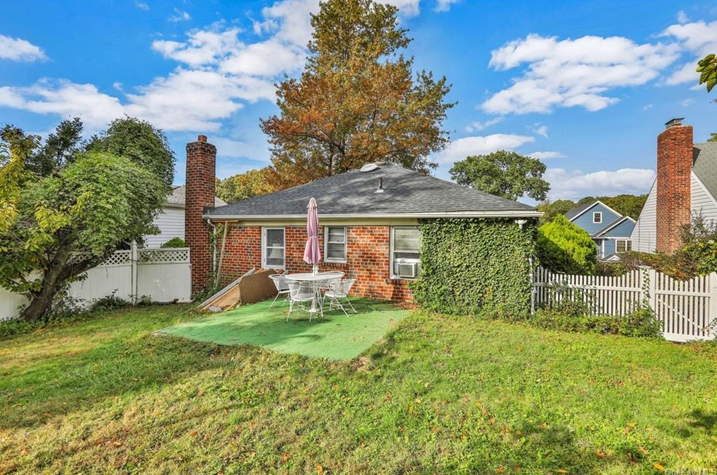 132 Ridgewood Ave, Yonkers NY 10704-2304 exterior