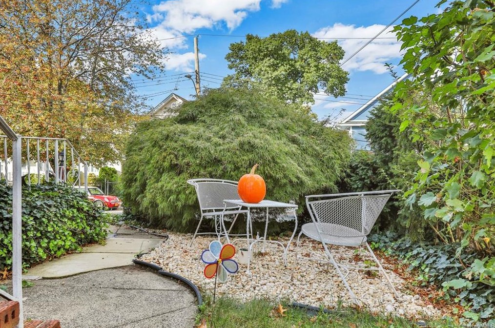 132 Ridgewood Ave, Yonkers NY 10704-2304 exterior