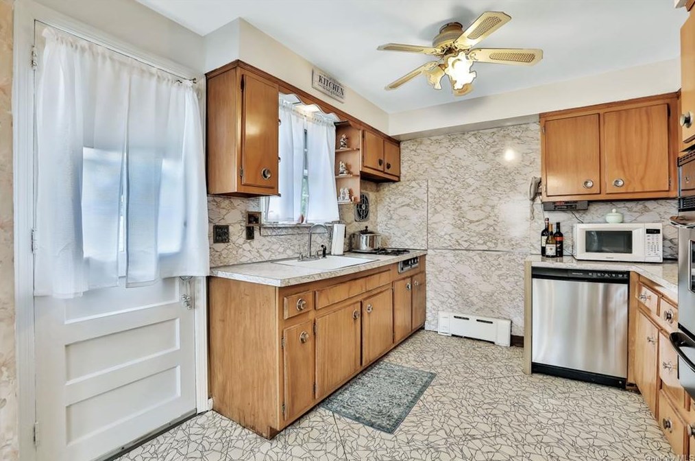 132 Ridgewood Ave, Yonkers NY 10704-2304 exterior