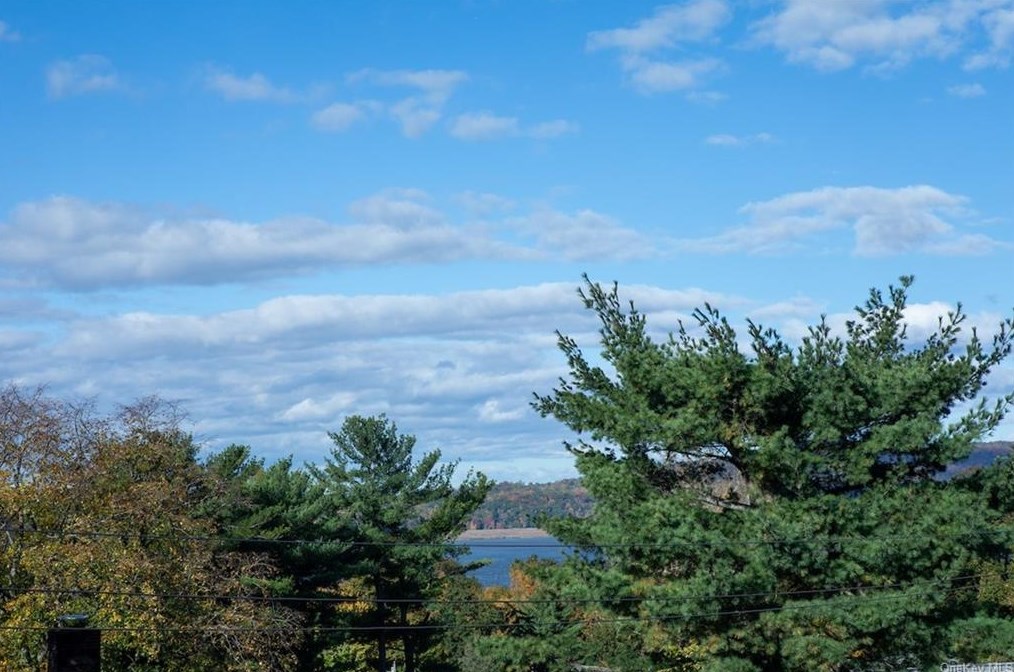 110 Draper Ln, Dobbs Ferry NY 10522-1011 exterior