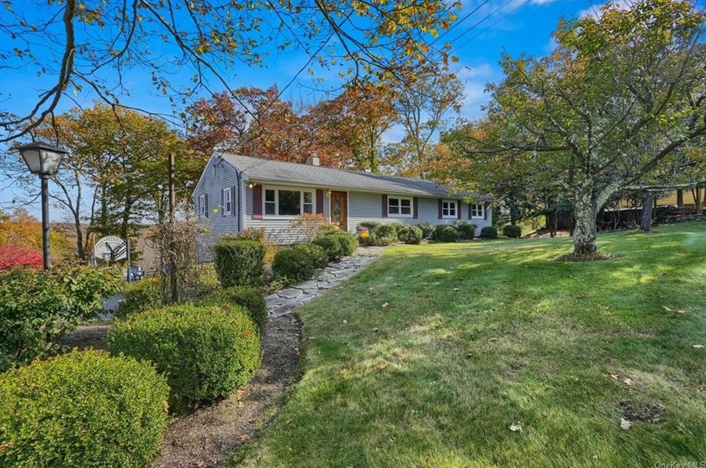 142 Kentview Dr, Kent Lakes, NY 10512-3138