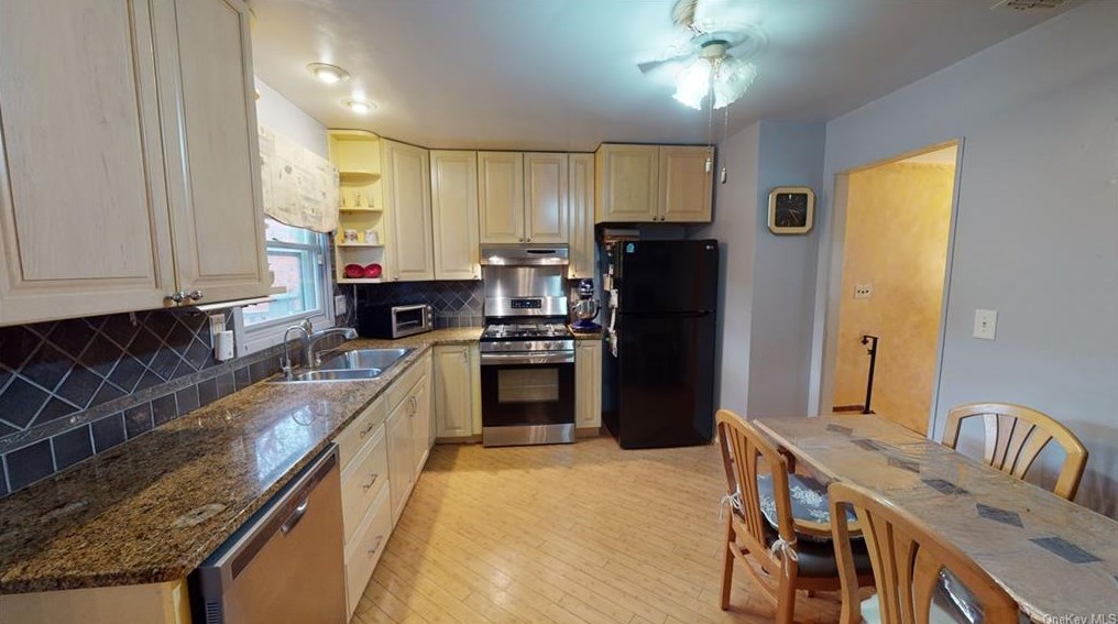 105 Poplar St, Nanuet, NY 10954-2052