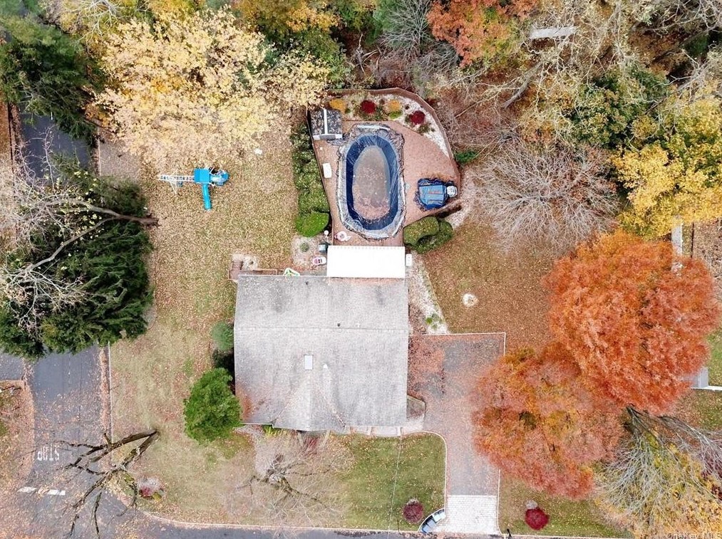 16 Manchester Dr, Chestnut Ridge, NY 10977-2015
