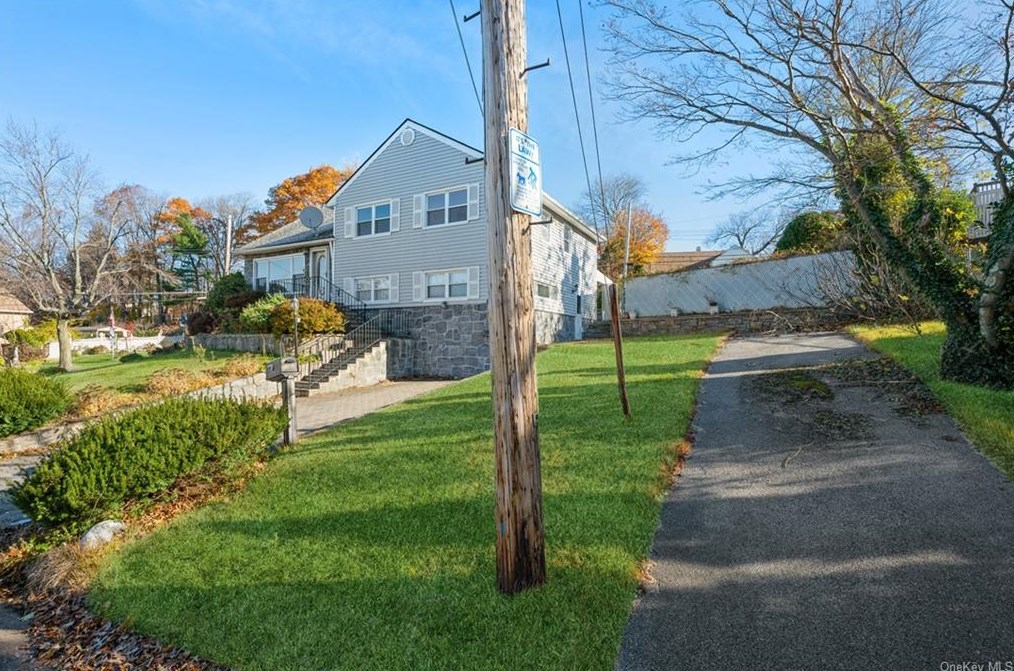 80 Candlewood Dr, Yonkers, NY 10710-2809