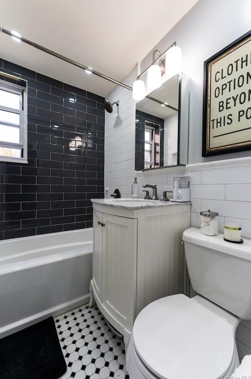 1300 Midland Ave, Yonkers NY  10704-1408 exterior