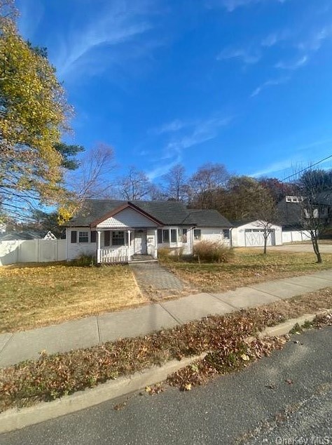 43 Gatelot Ave, Hauppauge, NY 11779-2304