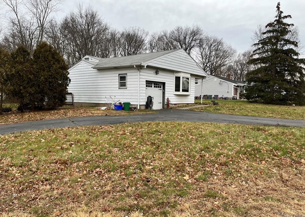 68 Rennert Ln, Nanuet, NY 10954-1525