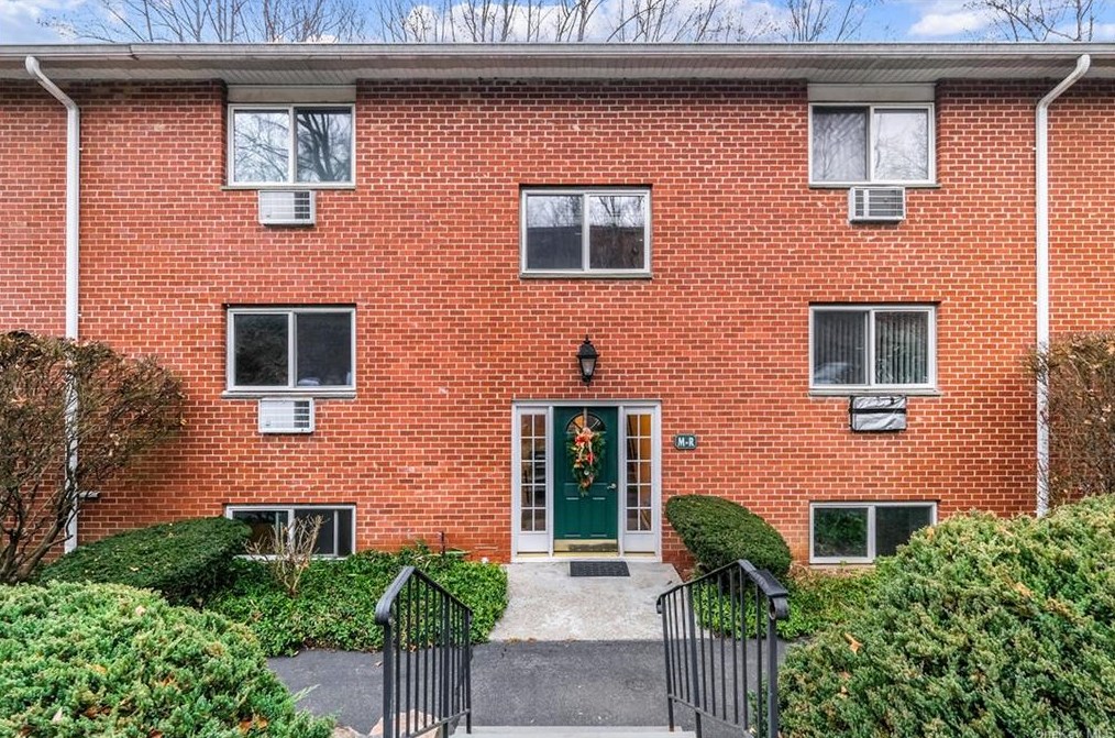 12 Scenic Dr, Croton On Hudson, NY 10520-1741