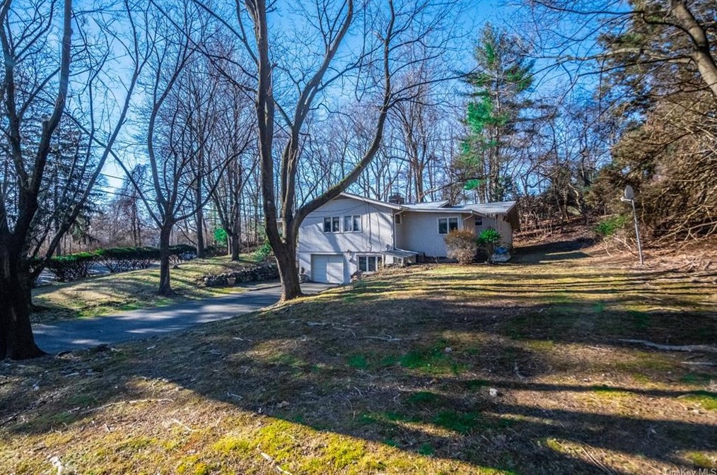 2 Heights Rd, Airmont, NY 10901