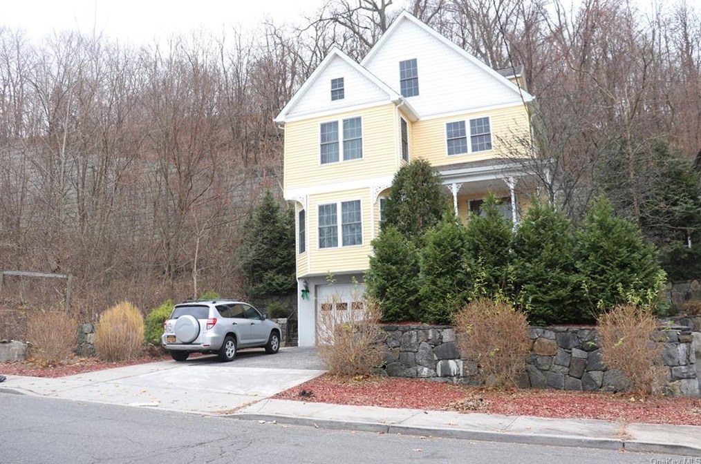 1329 Lincoln Ter, Peekskill, NY 10566-3930