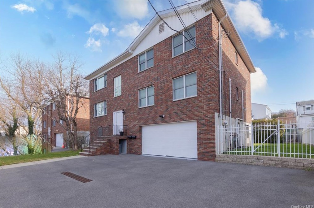 850 Saw Mill River Rd, Yonkers, NY 10710-4002