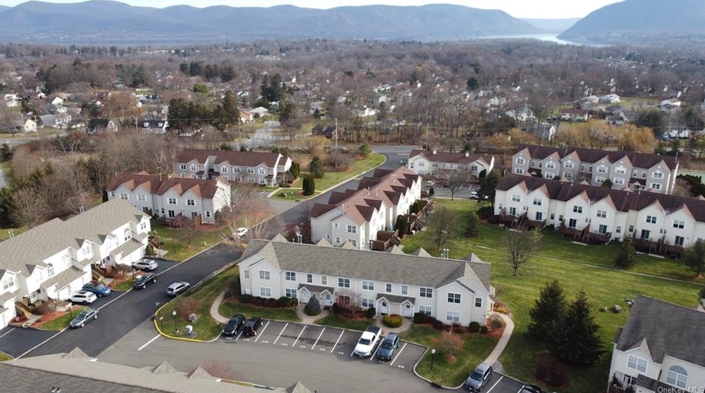 618 Crab Apple Ln, Newburgh NY  12553-6945 exterior