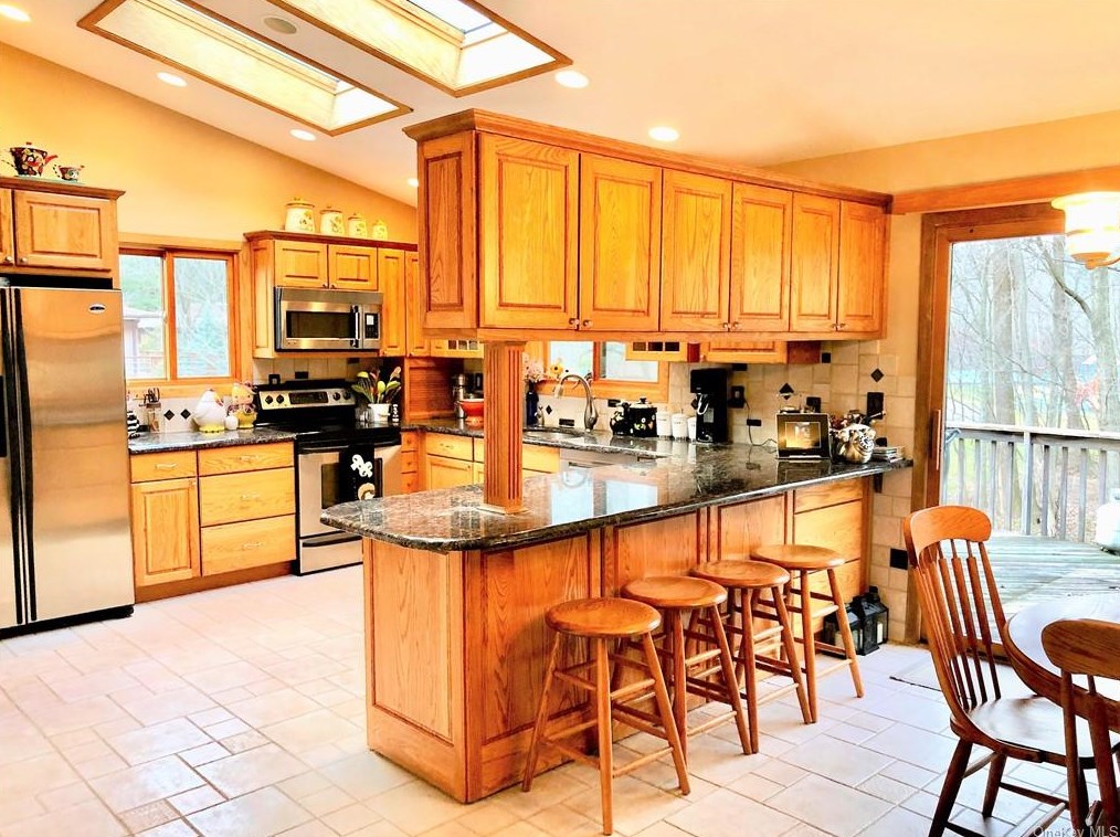 6 Beaver Dam Rd, Mount Ivy, NY 10970-3204