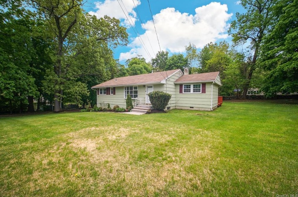 12 Tulip Ln, Newburgh, NY 12550-1628