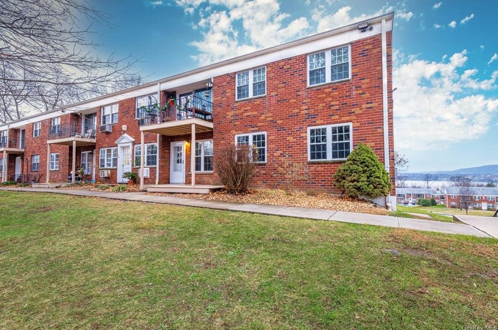 4 Colonial Rd, Beacon, NY 12508-1753